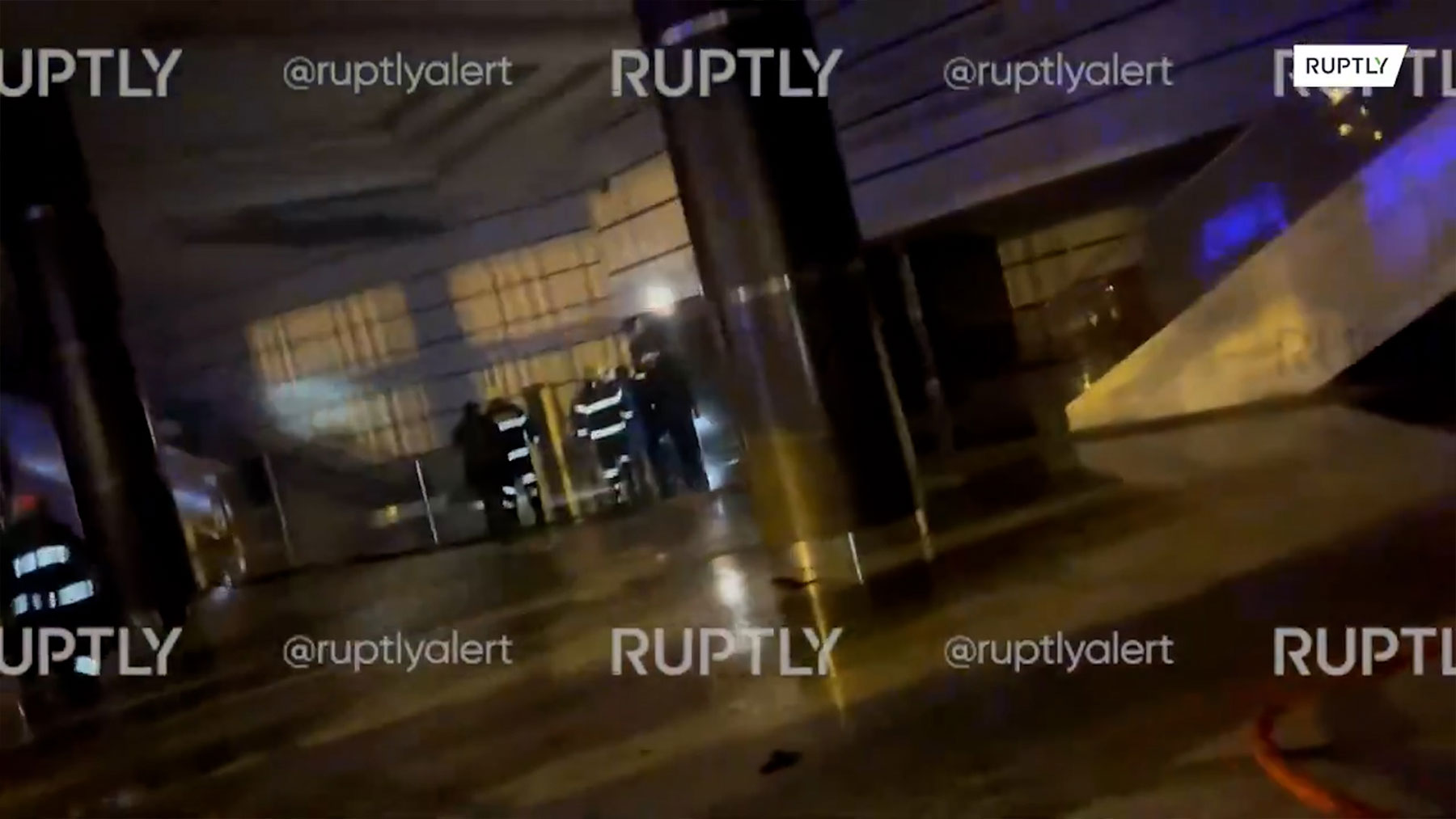 Primeras imágenes del interior del auditoroio de Moscú tras el atentado.
