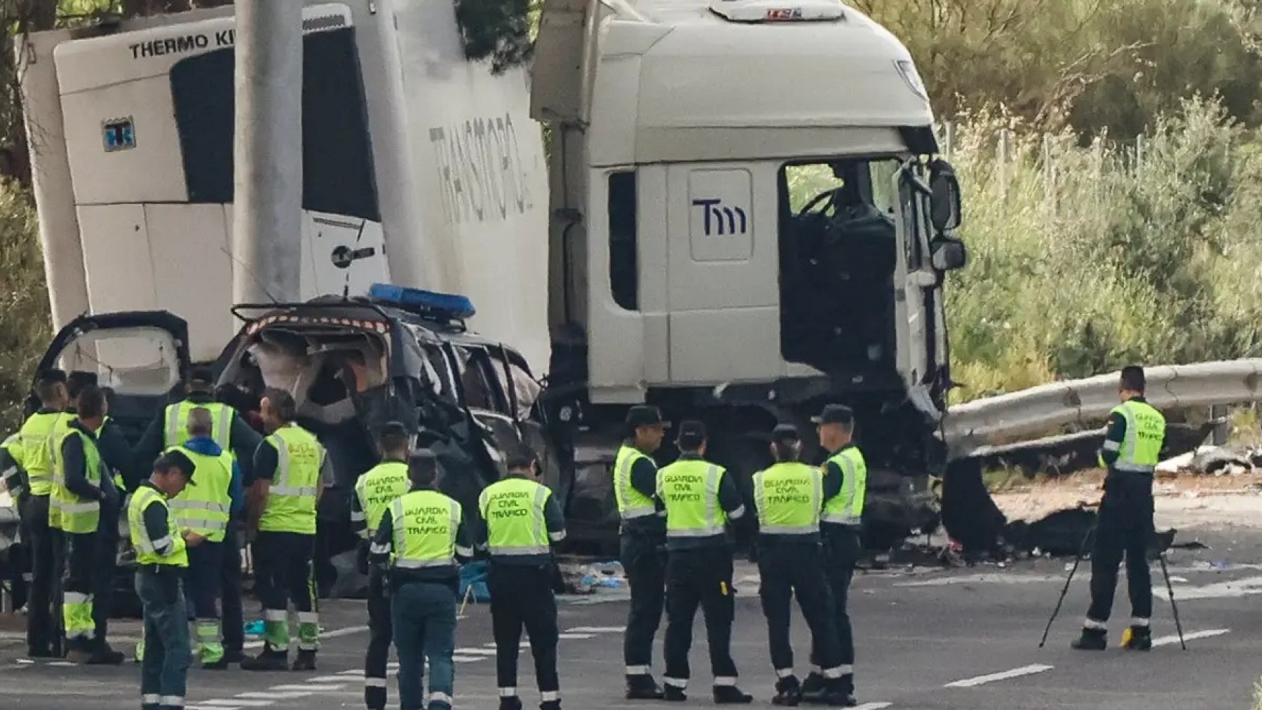 La Guardia Civil investiga en el lugar del atropello mortal en Los Palacios (Sevilla).