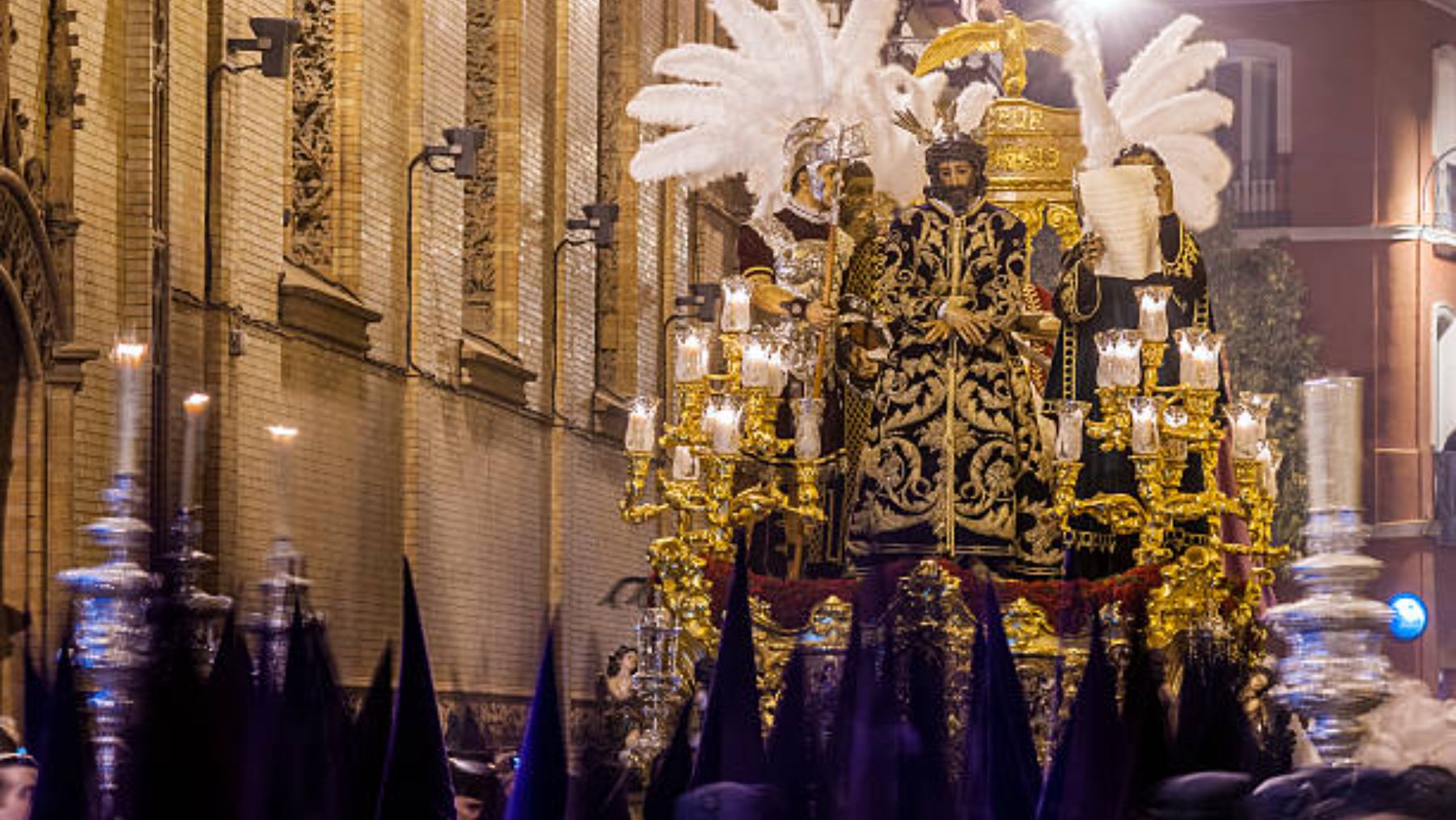Todas las procesiones de la Semana Santa sevillana.