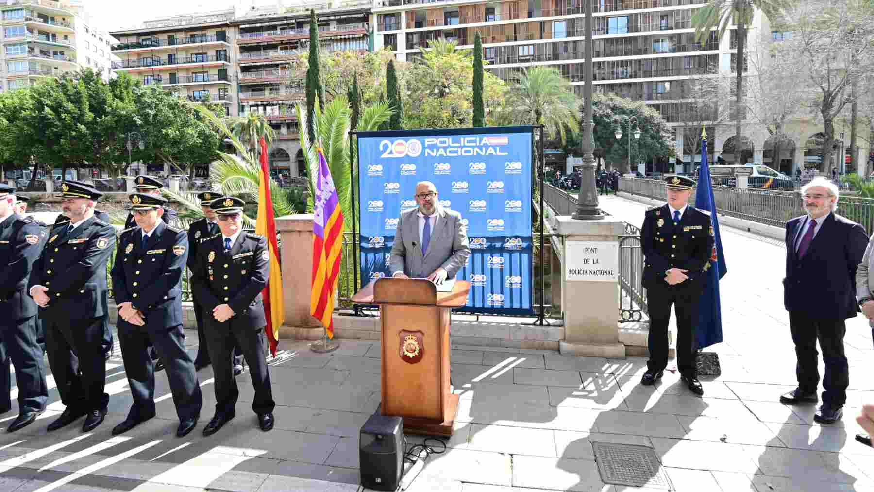 El alcalde de Palma inaugura el ‘Puente de la Policía Nacional’ en el Paseo Mallorca.