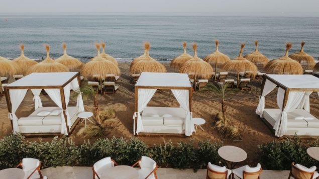Un exclusivo restaurante a pie de playa con piscina para una escapada de lujo a Marbella