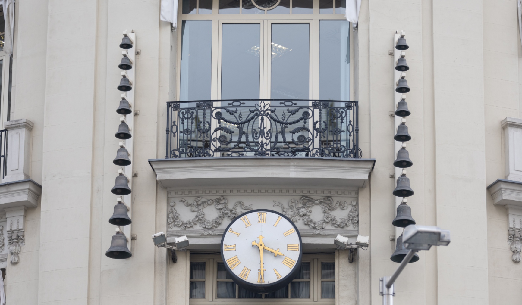 Un reloj en la fachada de un edificio. (Foto: Ep)