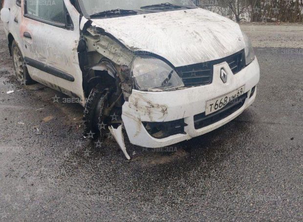 El Renault presuntamente utilizado por los autores de la masacre.
