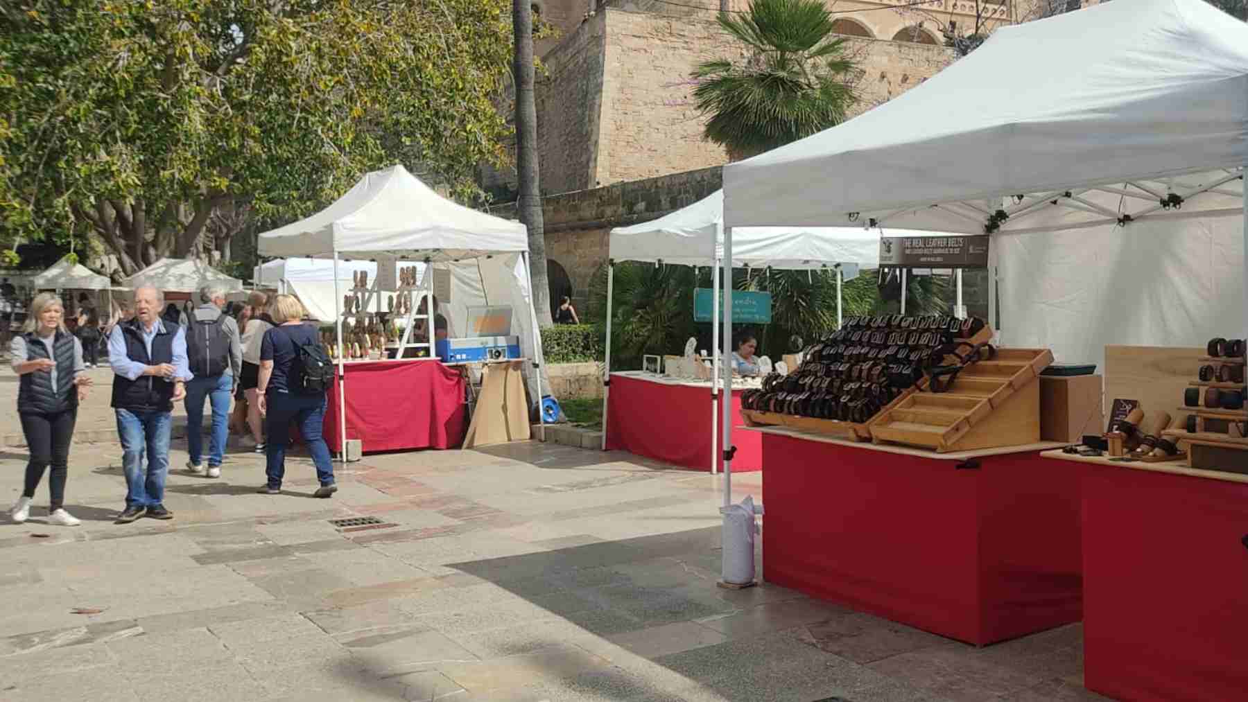 Imagen de las casetas de la feria de artesano que ha arrancado hoy en s’Hort del Rei en Palma.