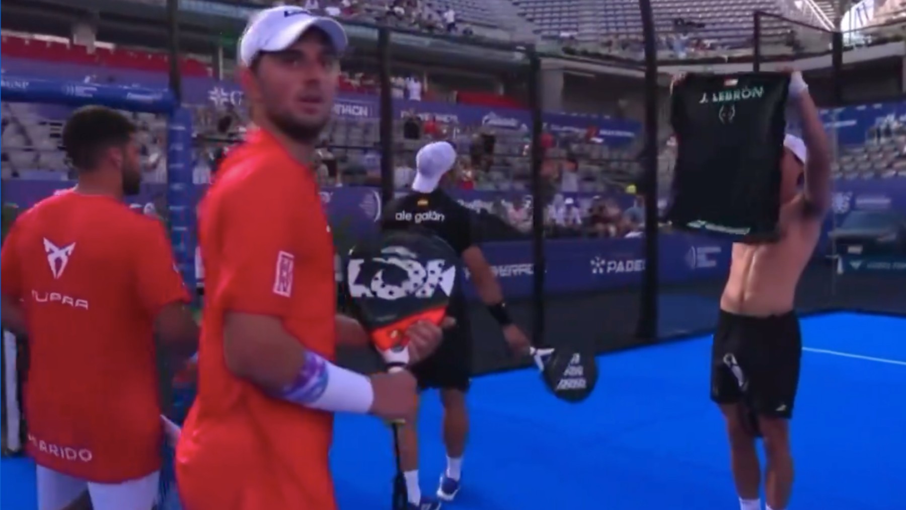 Juan Lebrón enseña su camiseta a Yanguas y Garrido tras su victoria en Acapulco. (Captura de pantalla)