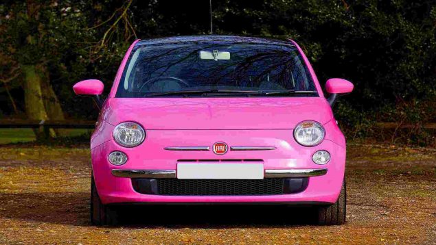 Un coche eléctrico rosa.