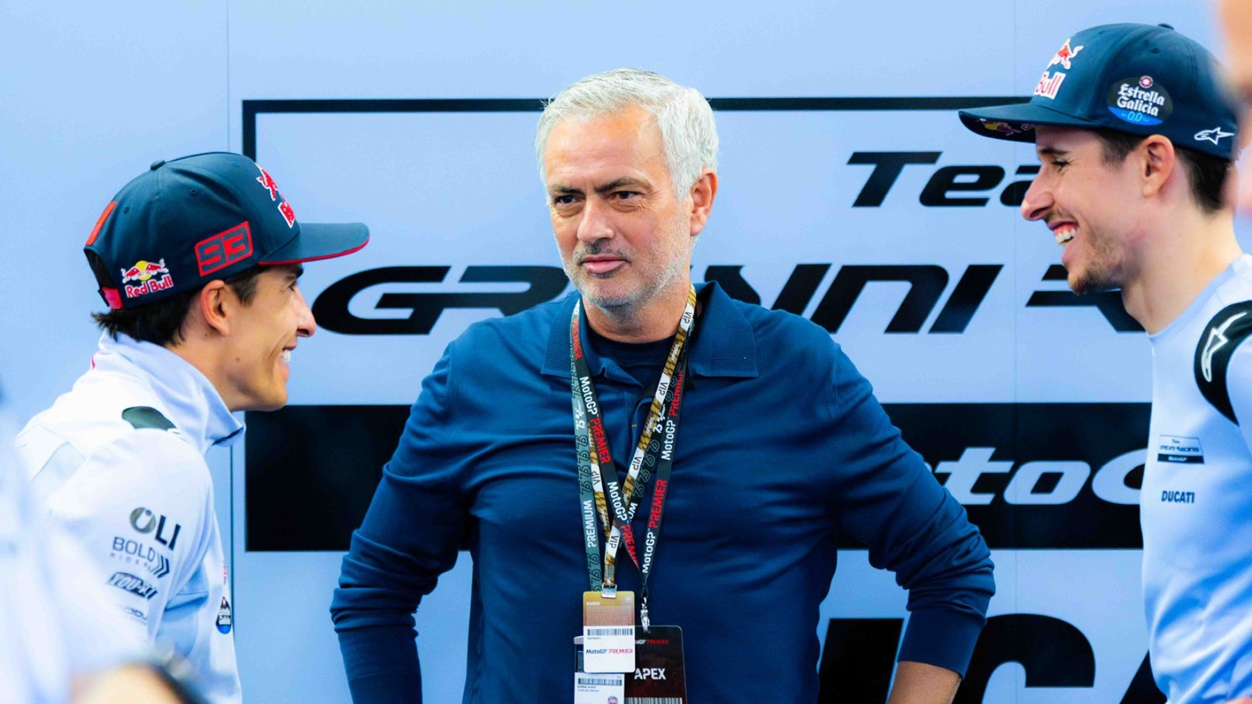 Mourinho charla con los hermanos Márquez en el GP de Portugal de MotoGP. (Gresini Racing)