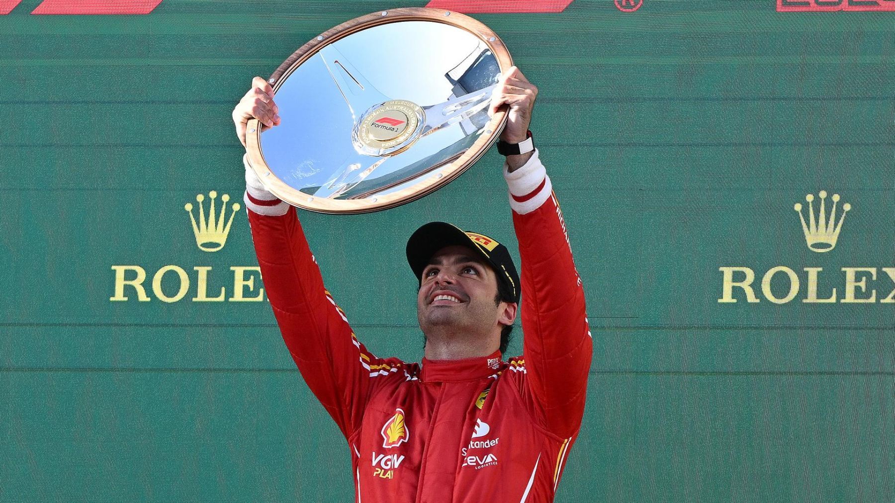 Carlos Sainz levanta el trofeo de ganador en Australia. (EFE)