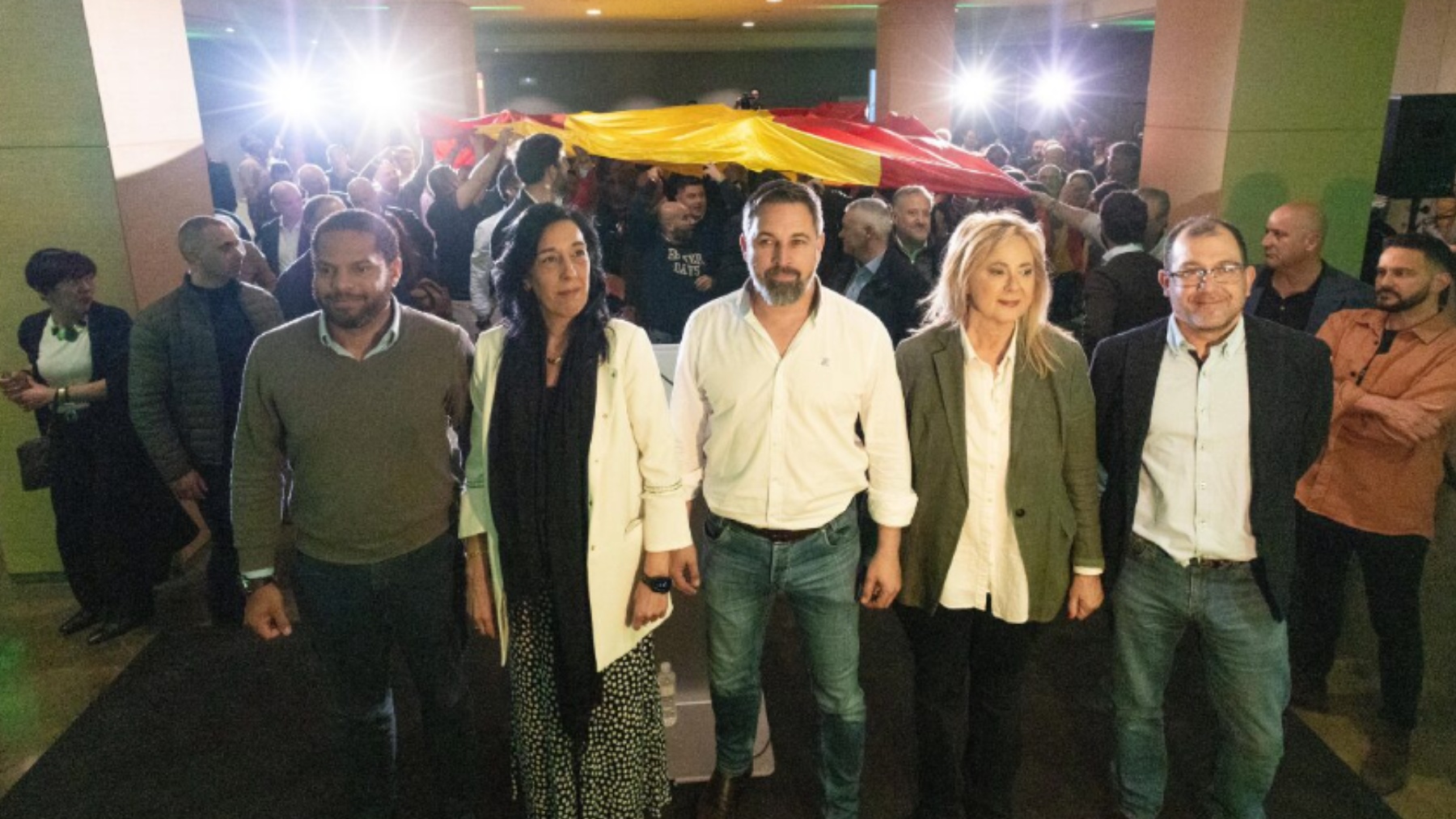 Santiago Abascal con sus candidatos vascos e Ignacio Garriga.