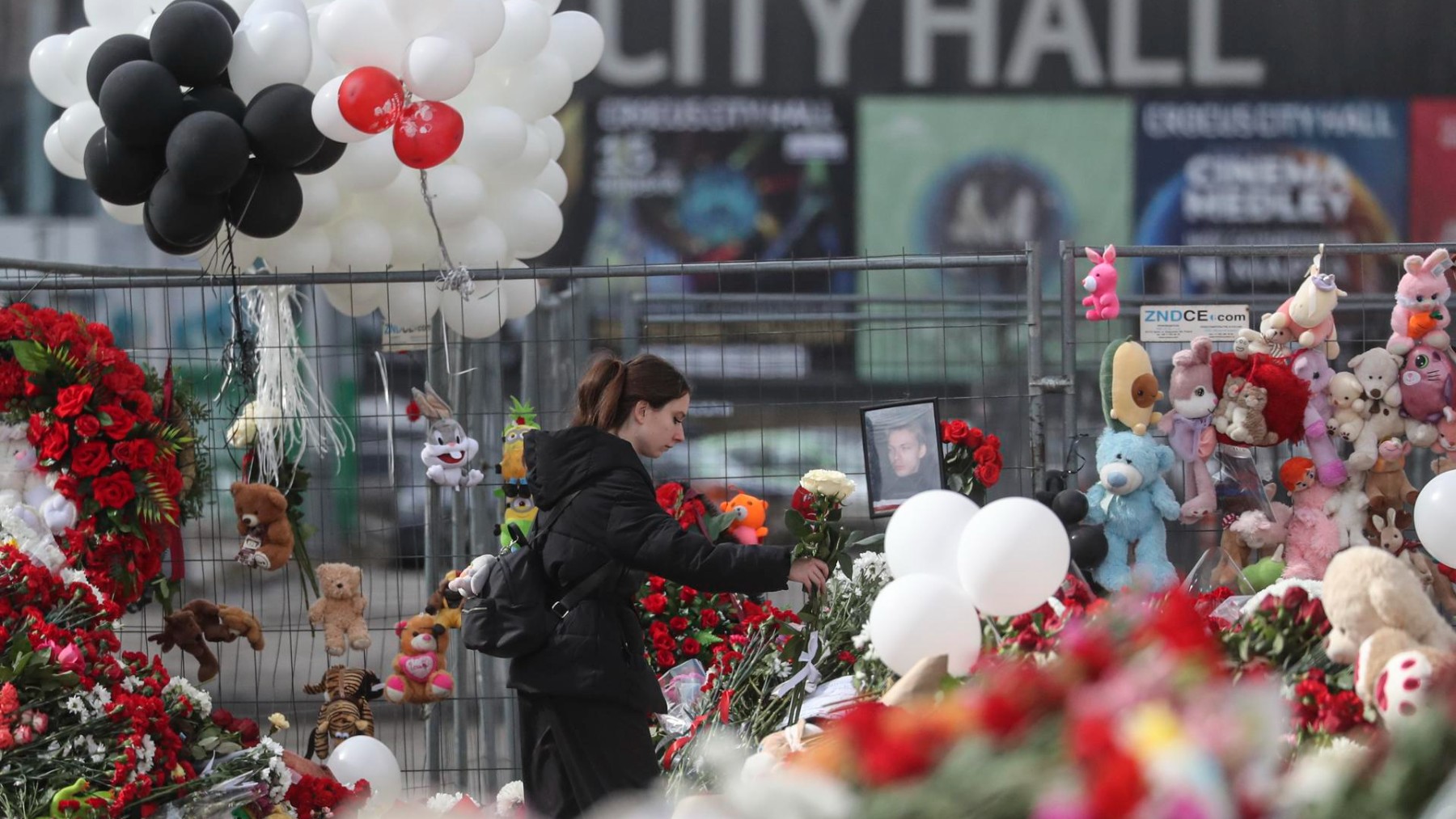 Gente conmemorado a los fallecidos en el atentado de la sala de conciertos de Moscú. (EFE)