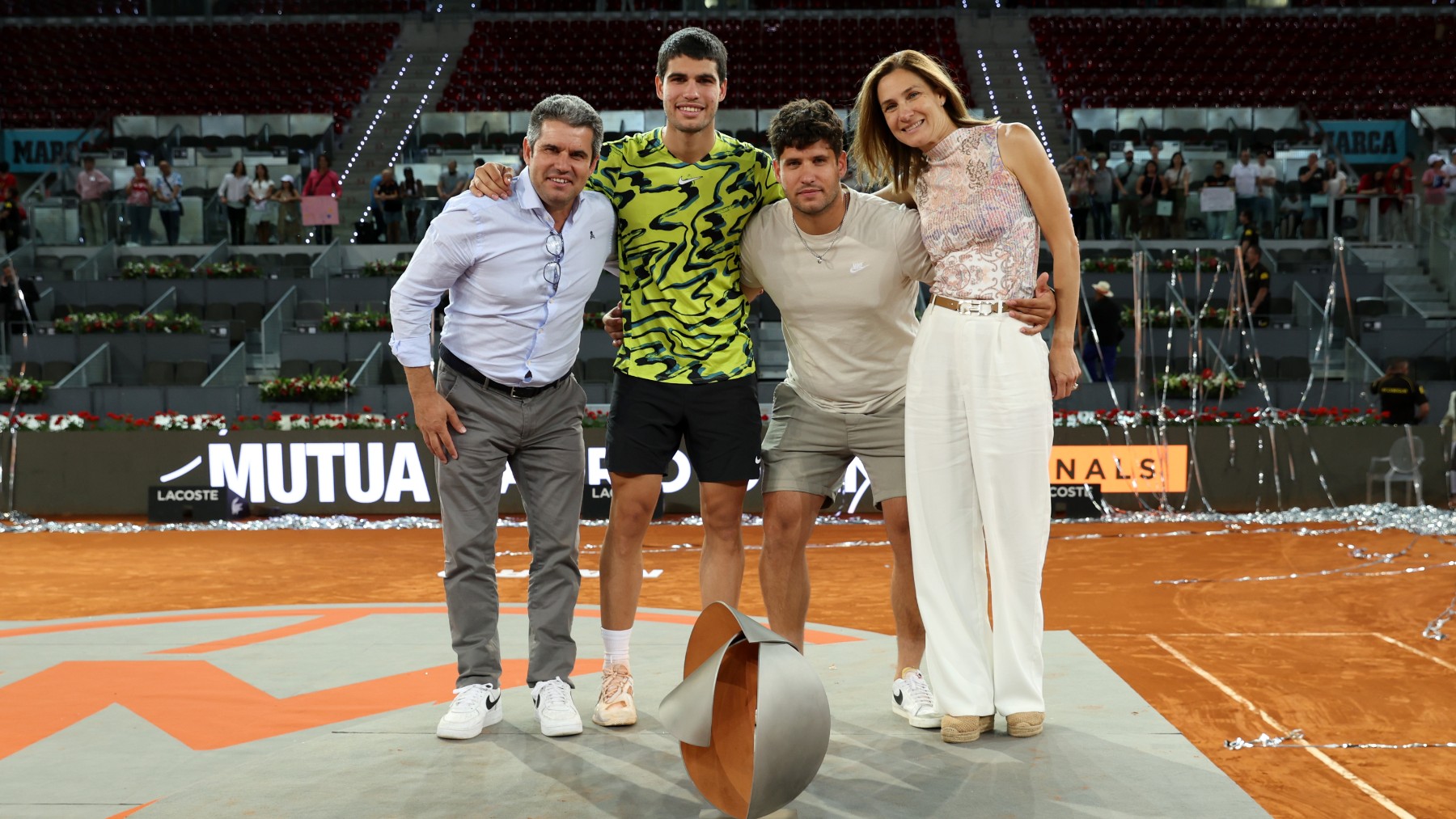 Carlos Alcaraz, junto a sus padres y su hermano mayor, en Madrid. (Getty)