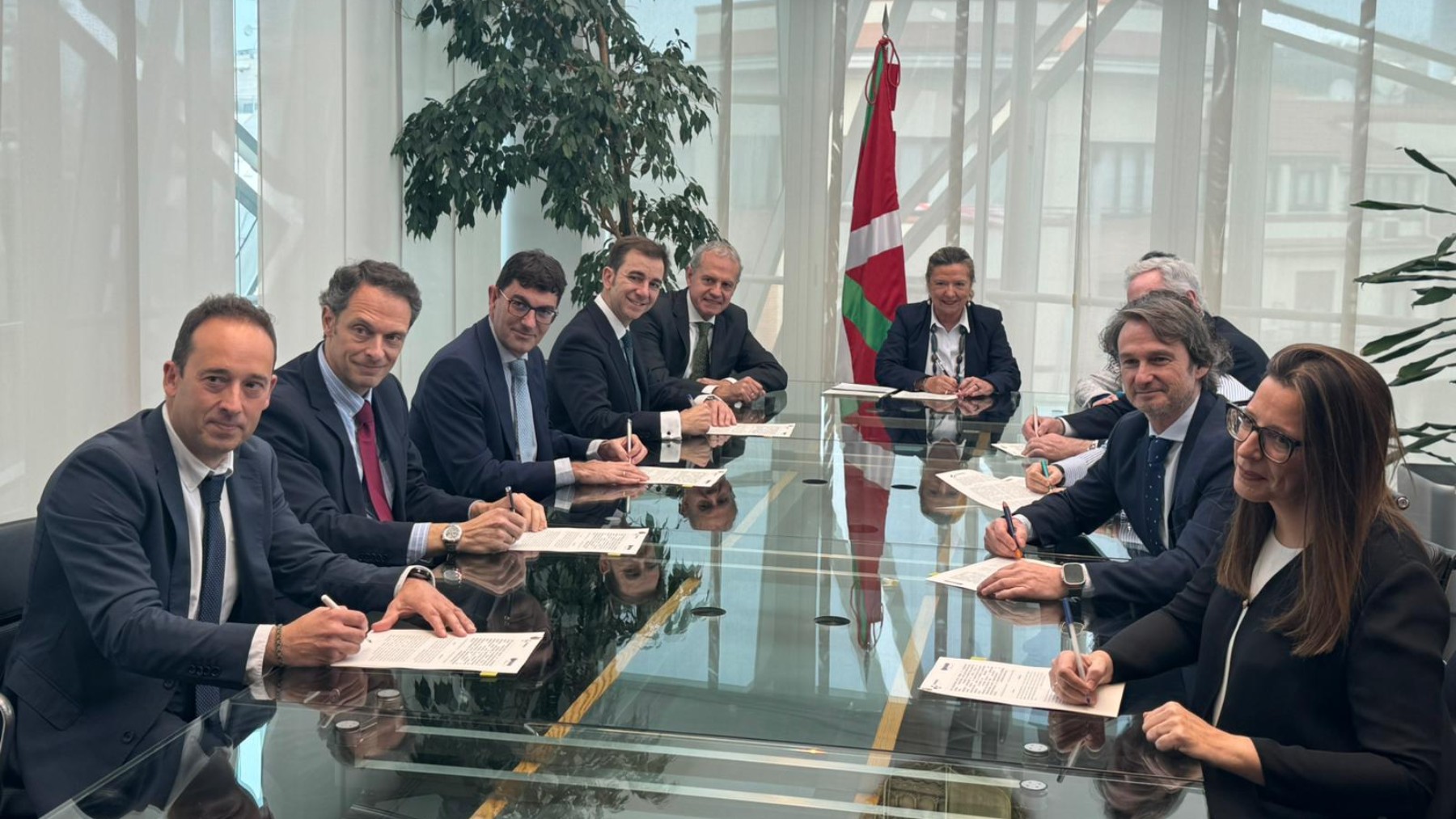 Momento de la firma de Cofares con el Gobierno Vasco.