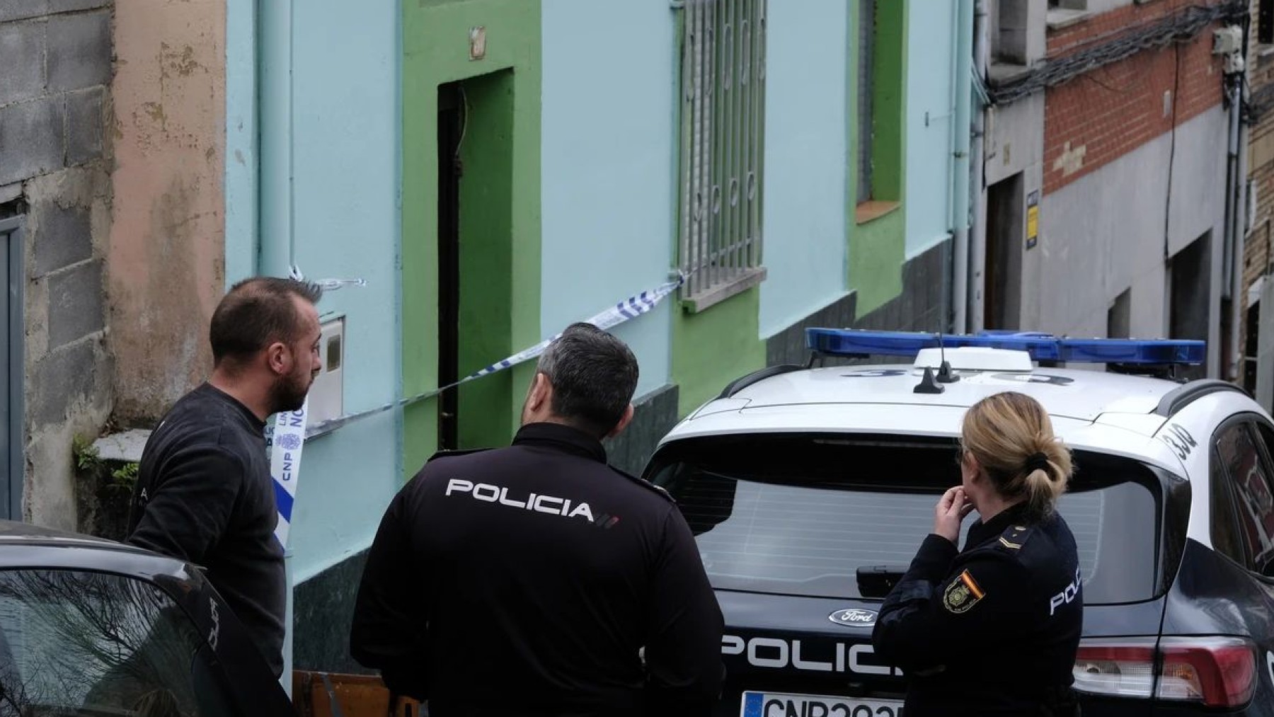 La Policía Nacional custodia la vivienda donde se produjo el crimen y el descuartizamiento.