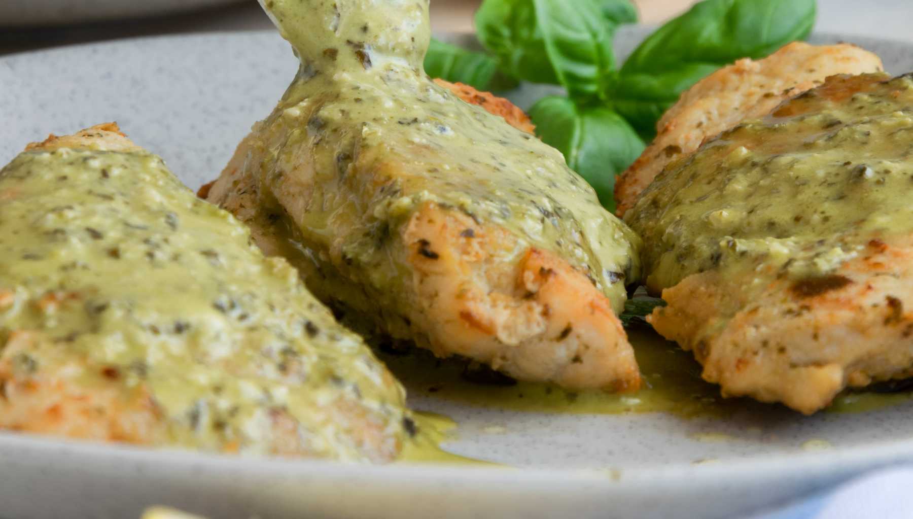 Pollo al pesto de rúcula.