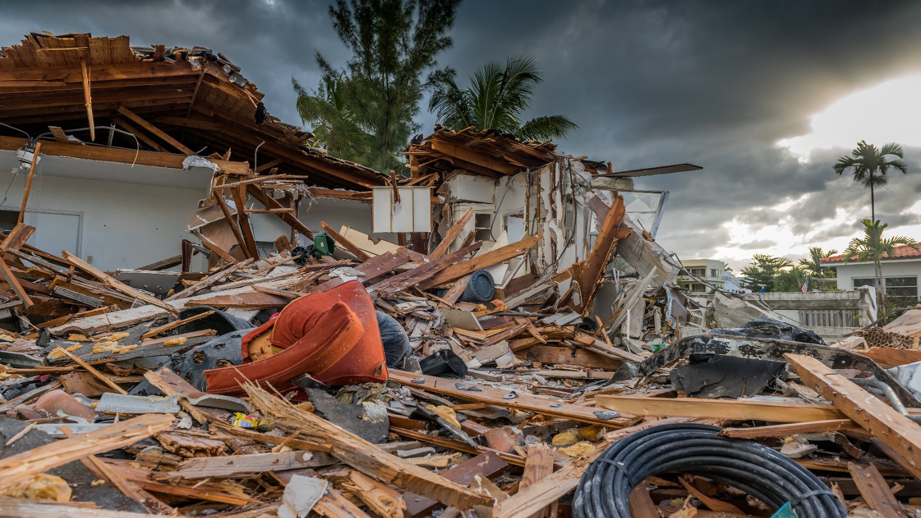 Barrio destruido por el paso de un huracán en Florida