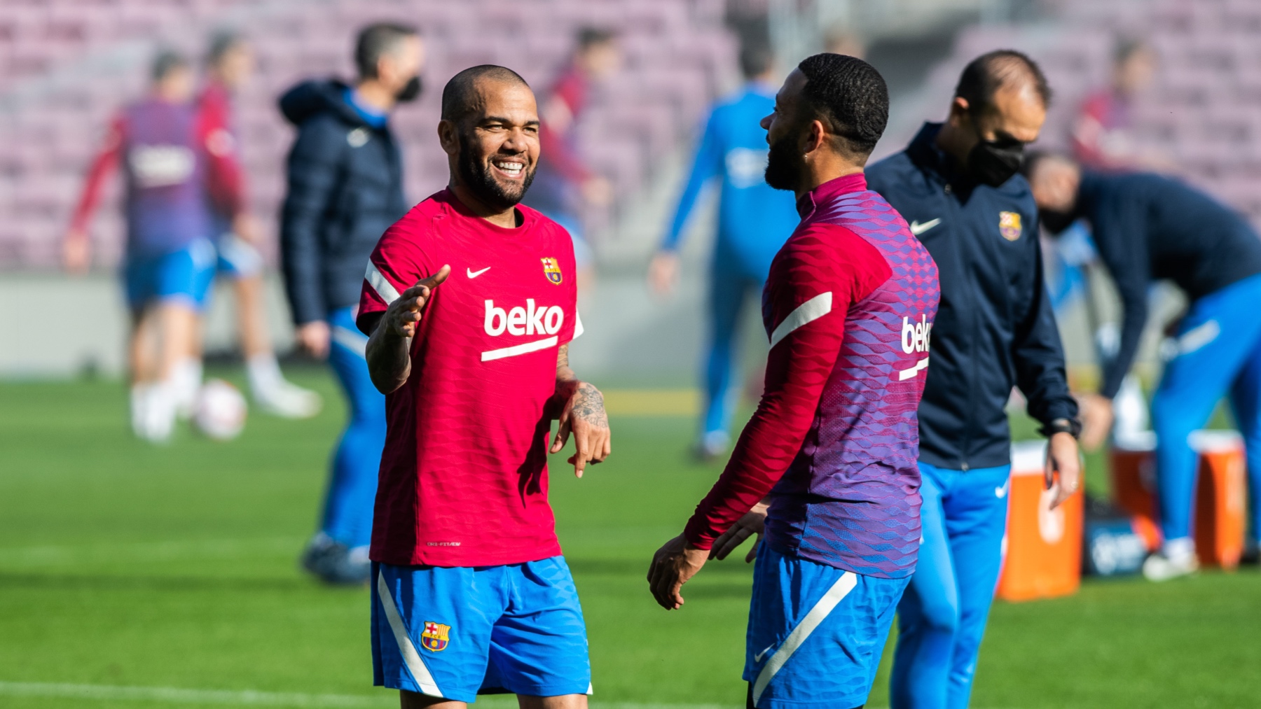 Dani Alves saluda a Memphis Depay en un entrenamiento del Barcelona. (EP)