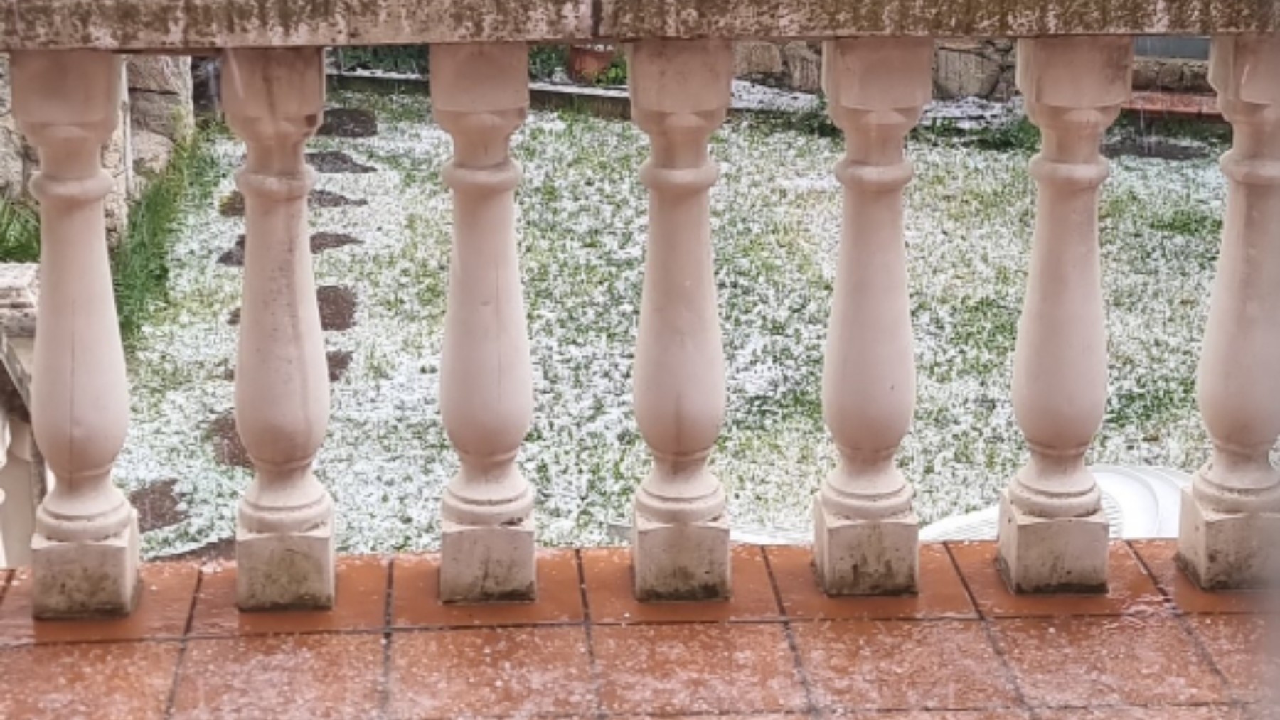 Imagen de una terraza nevada en Madrid.
