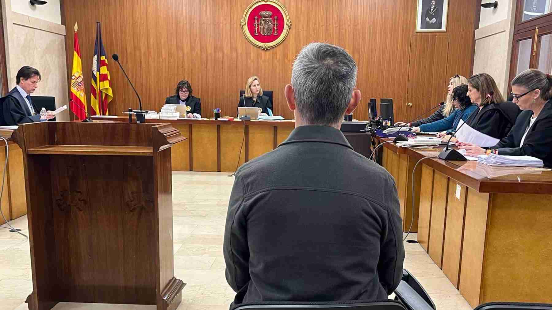El acusado de abusos sexuales a la hija de su pareja, en Palma, sentado para el juicio. EUROPA PRESS