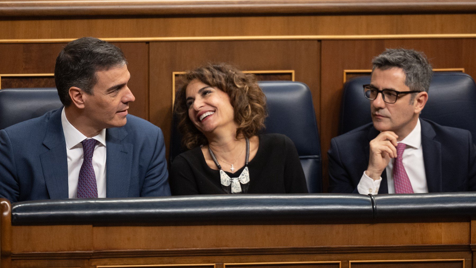 Félix Bolaños junto a María Jesús Montero y Pedro Sánchez en el Congreso.