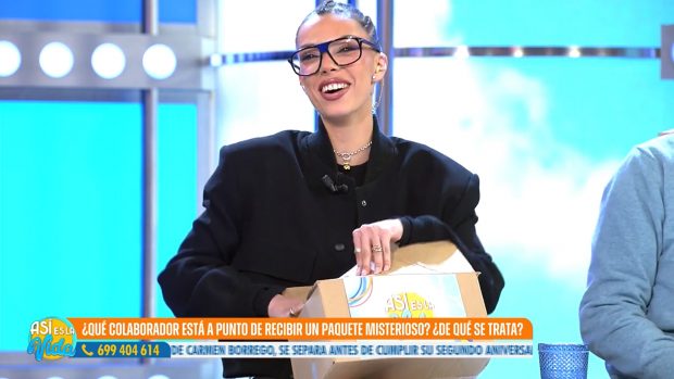 Alejandra Rubio recibe un paquete en directo en Así es la vida. (Mediaset)
