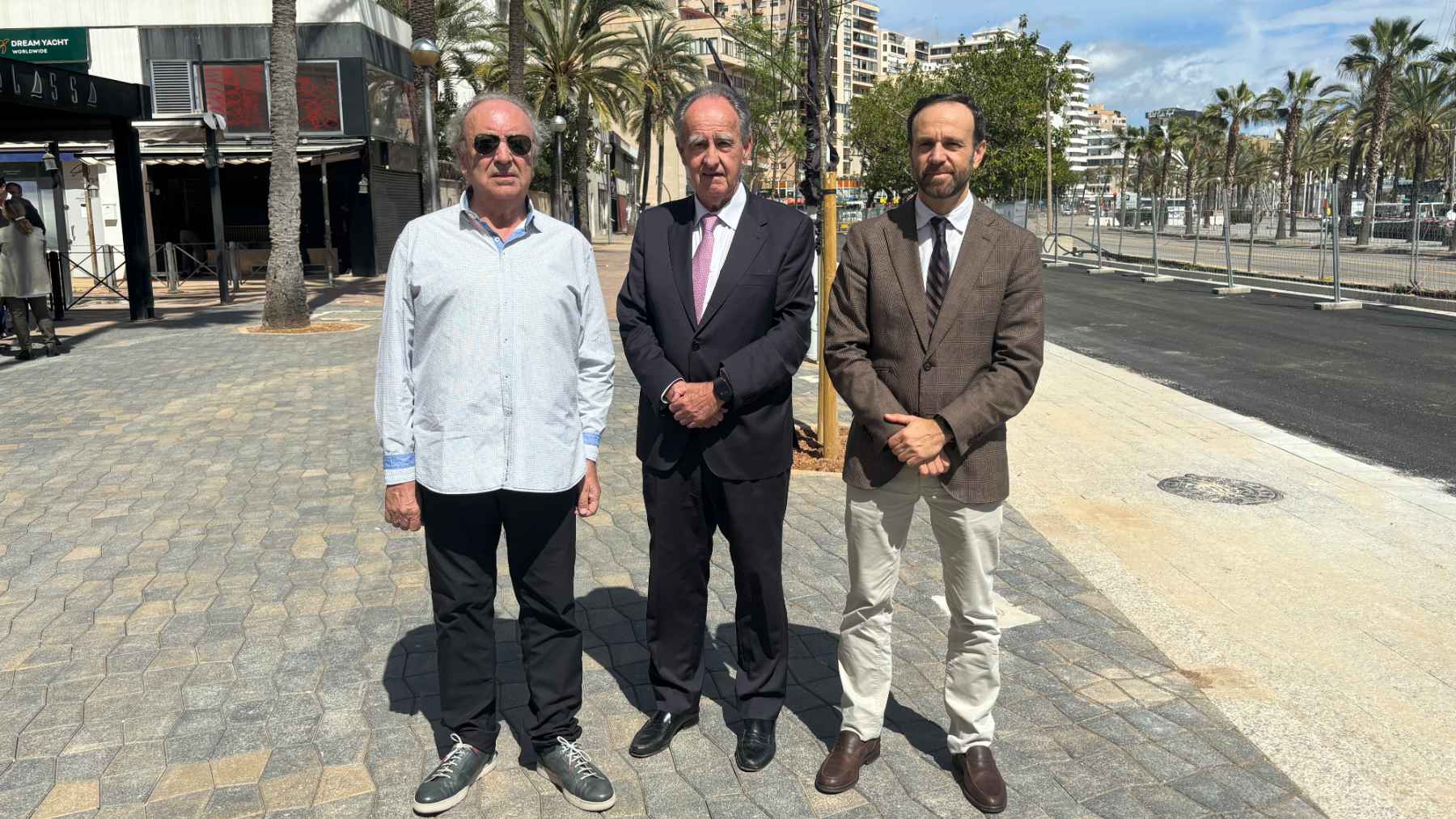 El presidente de la Asociación de Comerciantes del paseo Marítimo de Palma, Manuel Jiménez, el presidente de la APB, Javier Sanz, y el director de la APB, Toni Guinard.