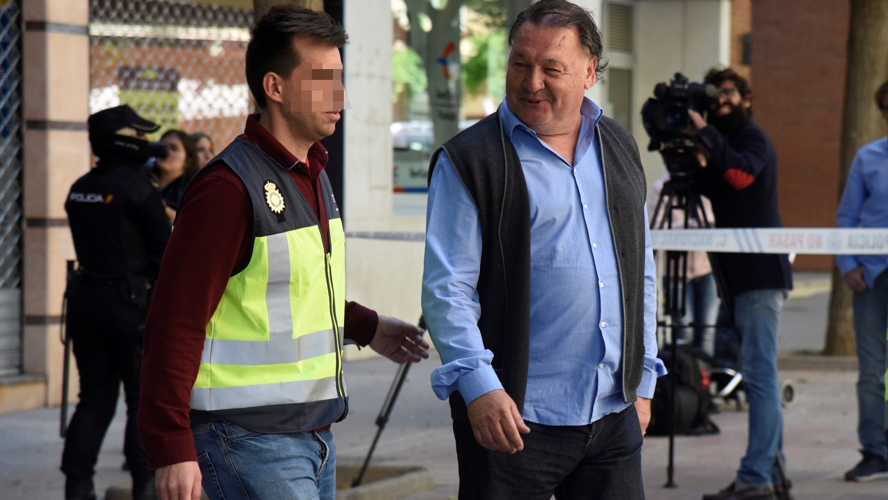 El ex presidente del Huesca siendo detenido. (EFE)