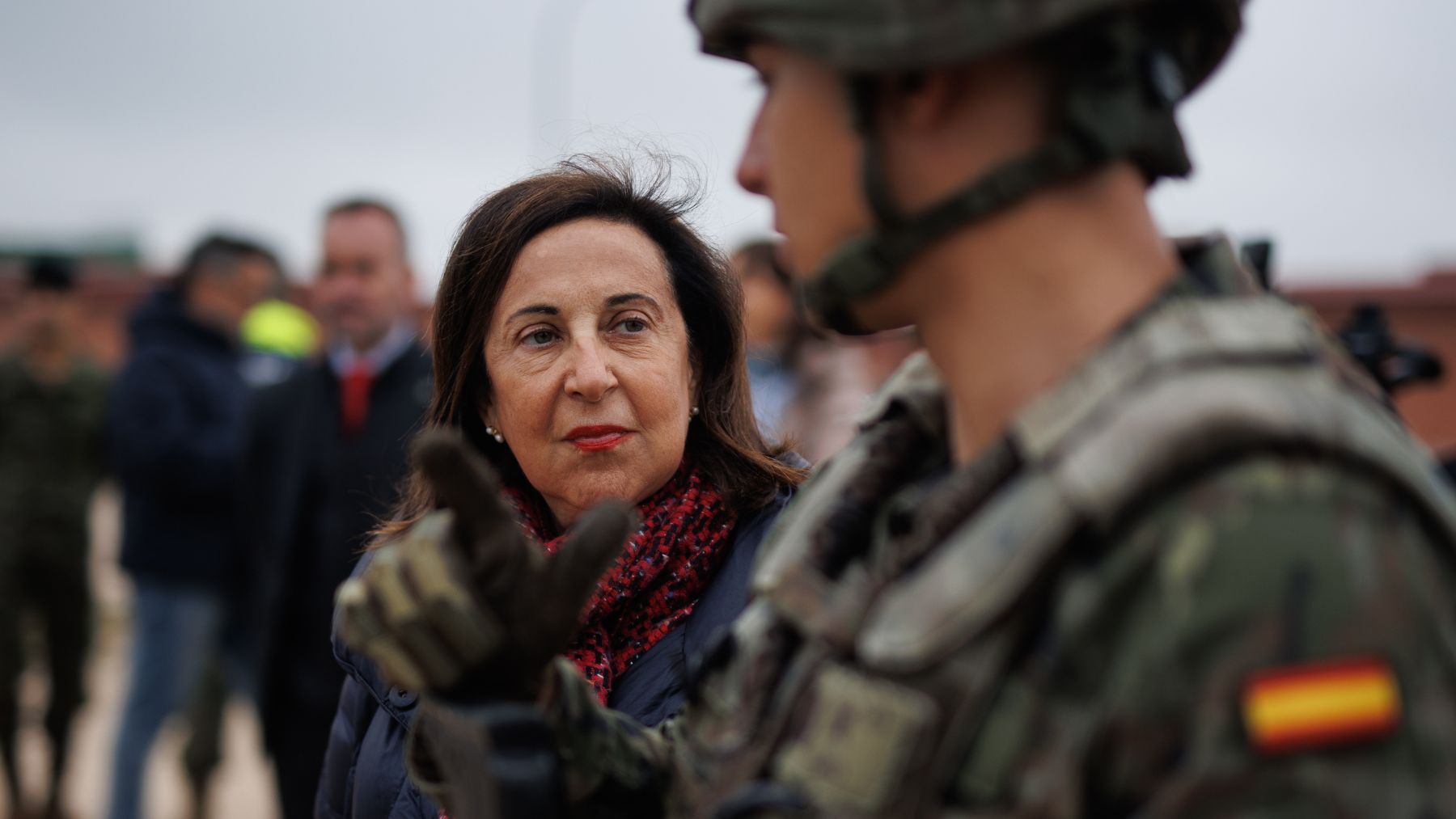 Margarita Robles visita a una Brigada de Paracaidistas. (Foto: EP)