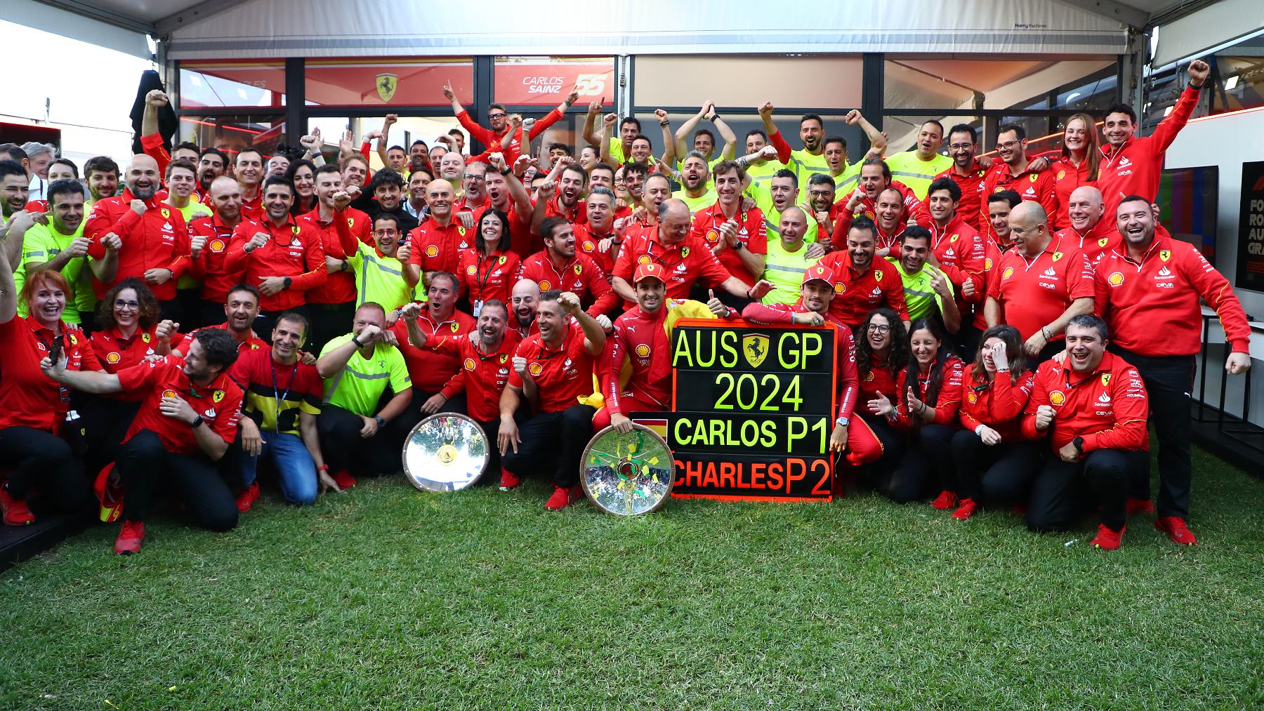 Carlos Sainz celebra la victoria en Melbourne junto a su equipo. (Getty)