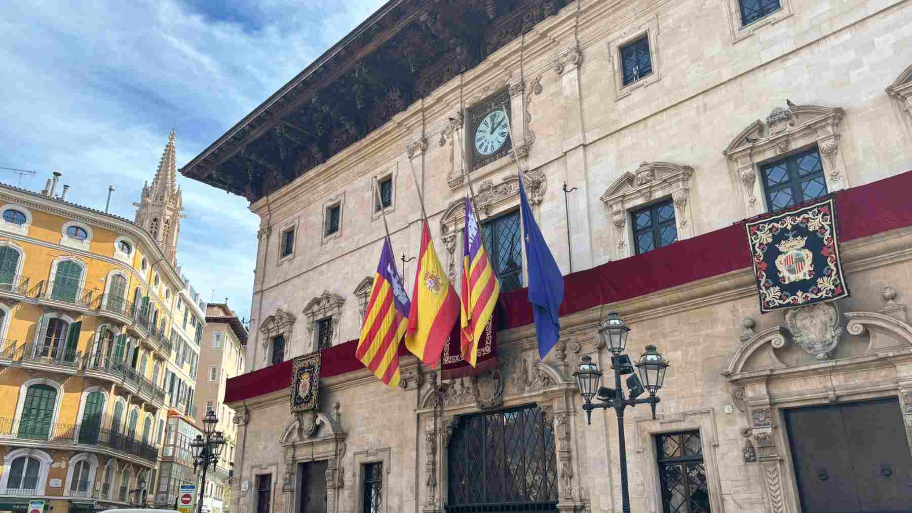 Banderas a media asta en la fachada del Ayuntamiento de Palma. PEDRO SERRA