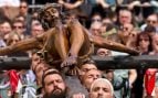 Legionarios trasladan al Santísimo Cristo de la Buena Muerte.