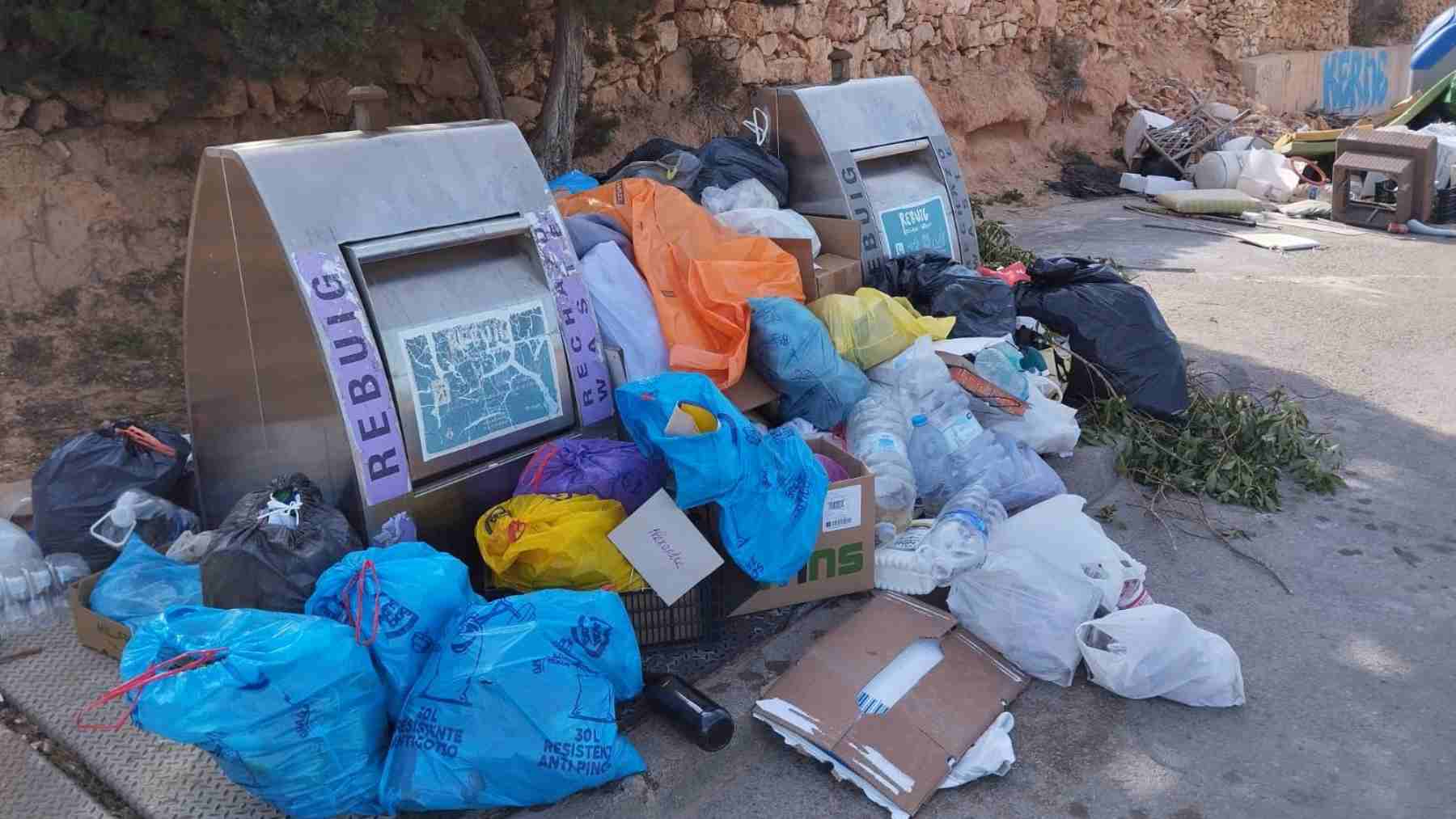 La basura se acumula en los puntos de recogida en Formentera.