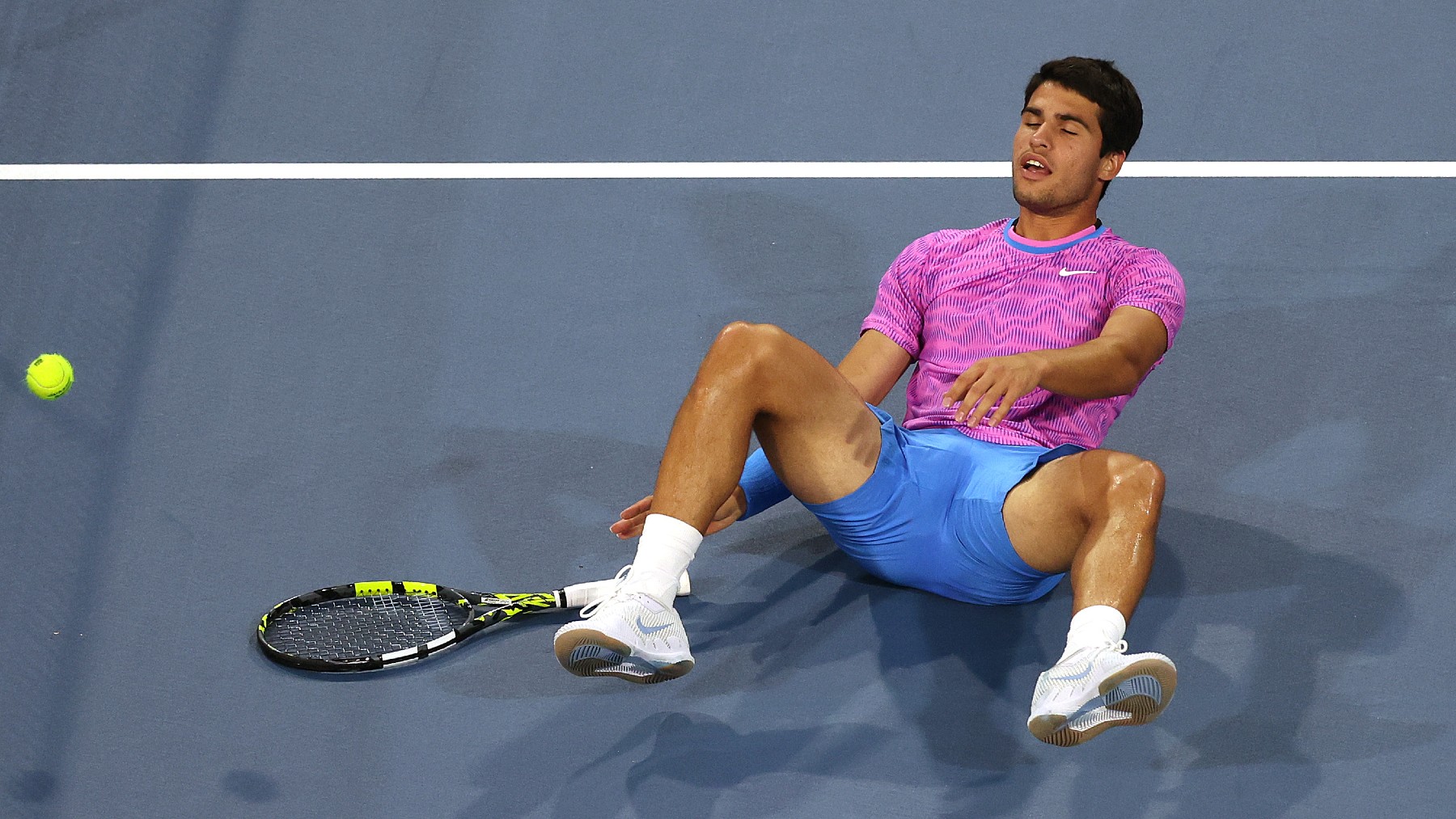 Carlos Alcaraz, tras un punto en el partido ante Dimitrov. (Getty)