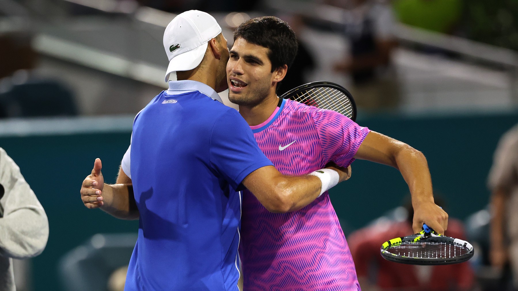 Alcaraz y Dimitrov se saludan tras el partido. (Getty)