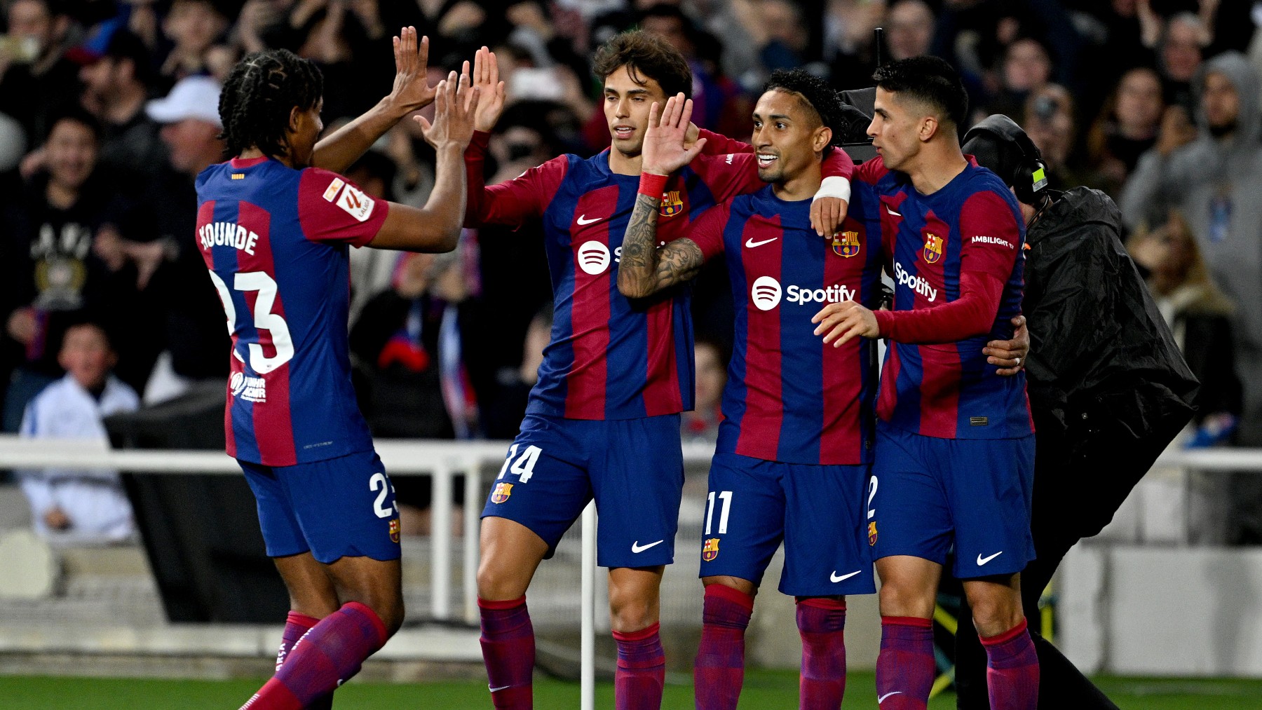 Los jugadores del Barça celebran el gol de Raphinha. (Getty)