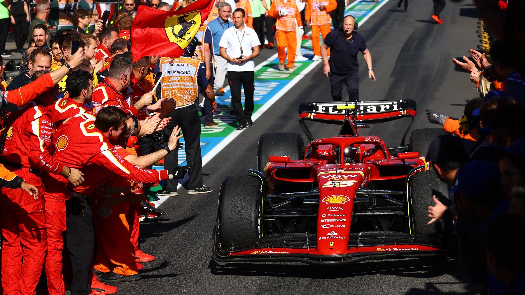 Carlos Sainz entrando al pit lane tras su victoria en Australia. (Getty)