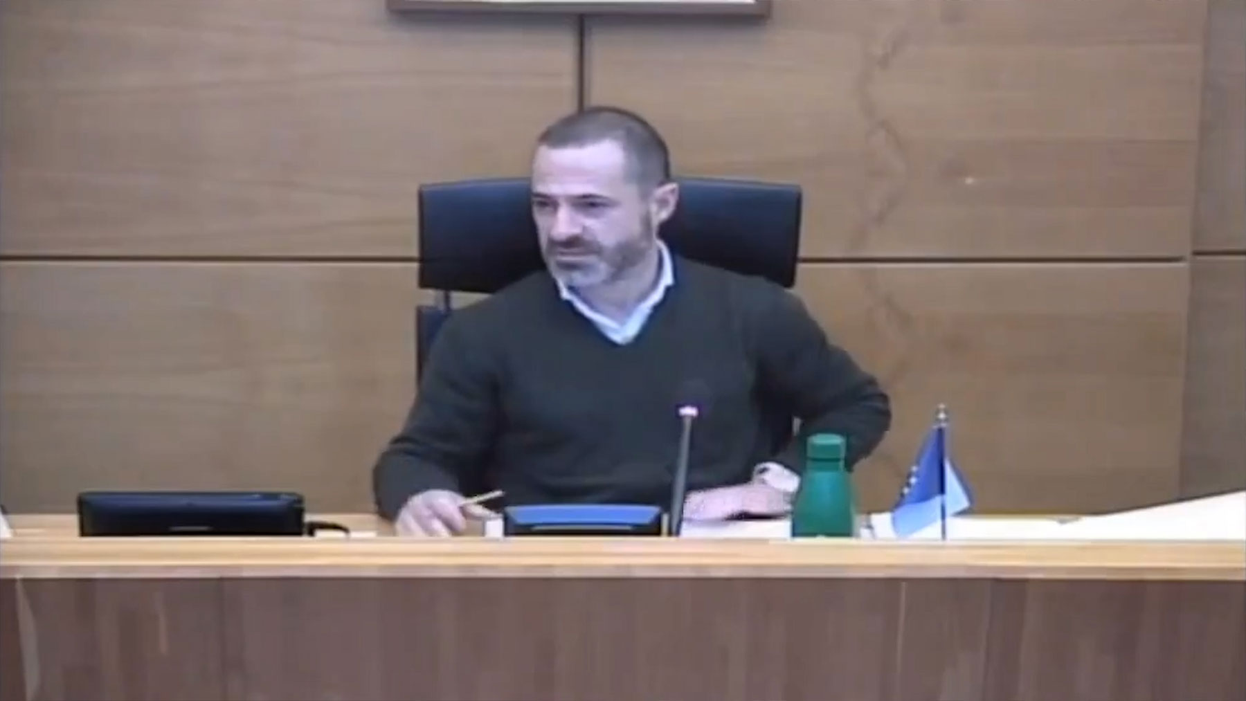 El alcalde de Siero durante su respuesta sobre la cafetera de 1.225 euros.