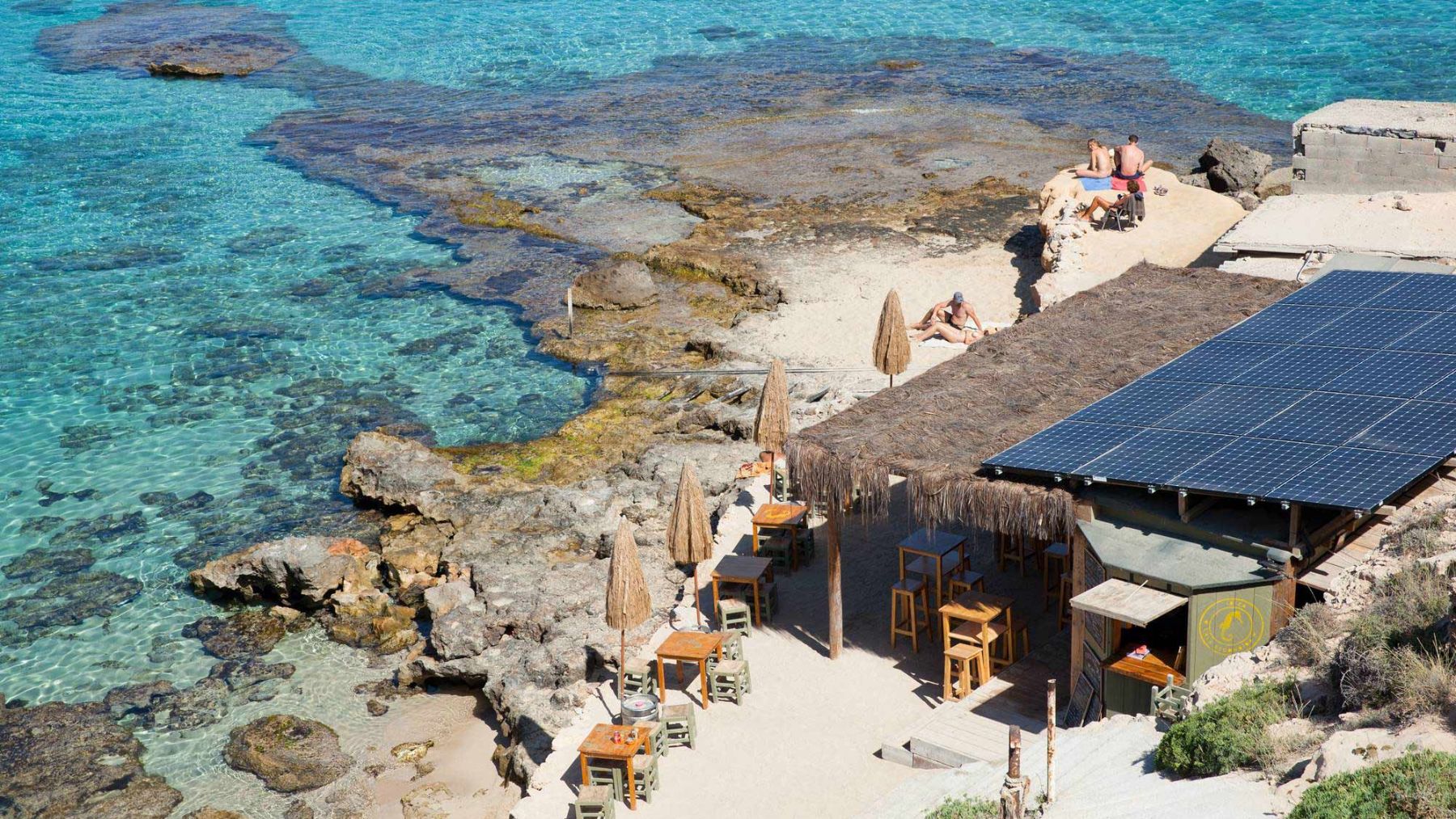 Chiringuito en la costa de Ibiza.