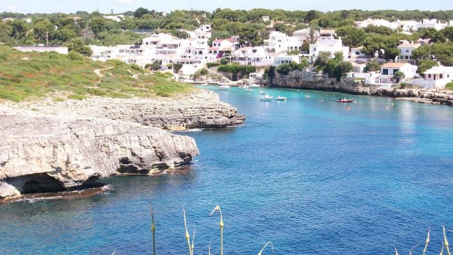 Ir a Grecia sin salir de España: así es el pueblo de casitas blancas y techos azules que te va a enamorar