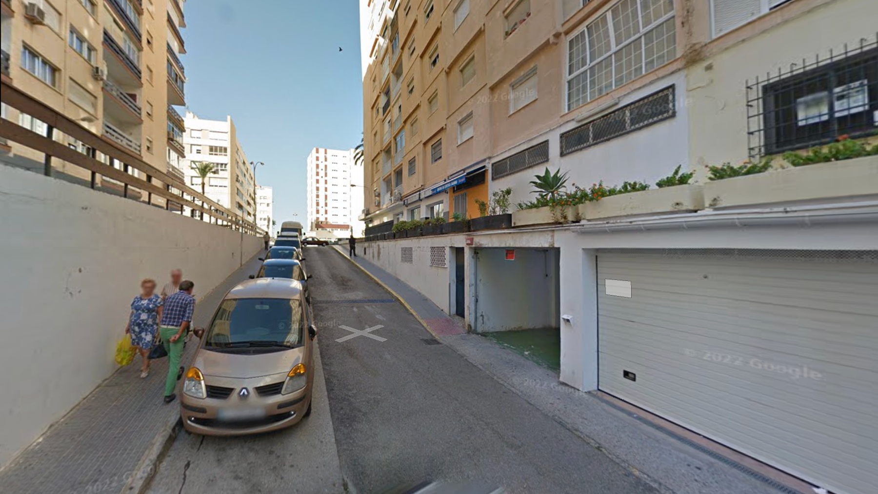 Garajes en la calle Pintor Godoy de Cádiz, donde han ocurrido los hechos.