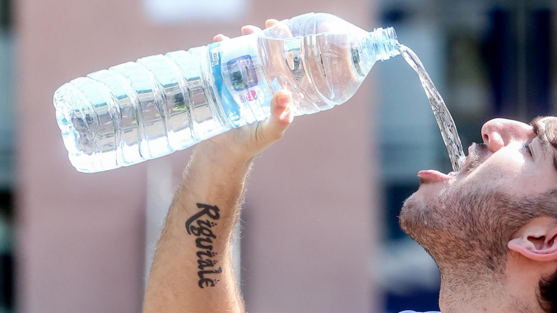 Un hombre bebe agua para combatir el calor (Europa Press).