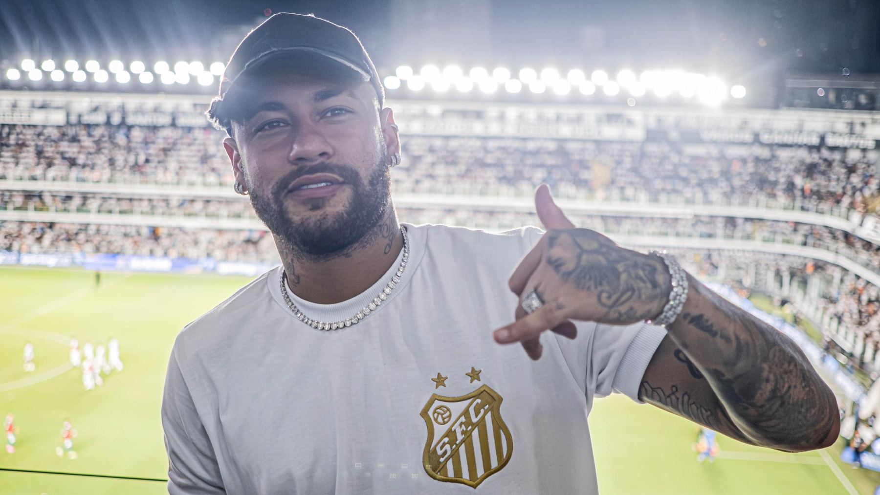 Neymar, en su visita al Santos. (@SantosFC)