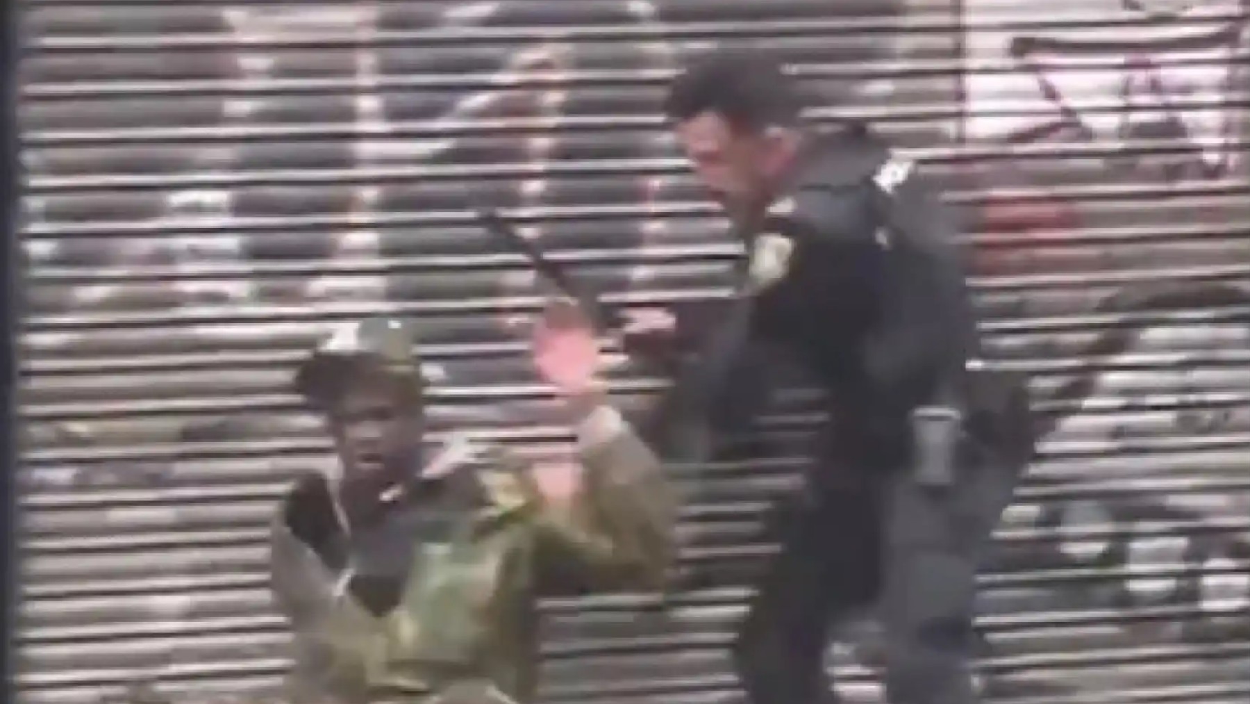 Un agente de la Policía Nacional deteniendo a un ciudadano tras insultar a una cajera en un supermercado. Serigne Mbayé Instagram