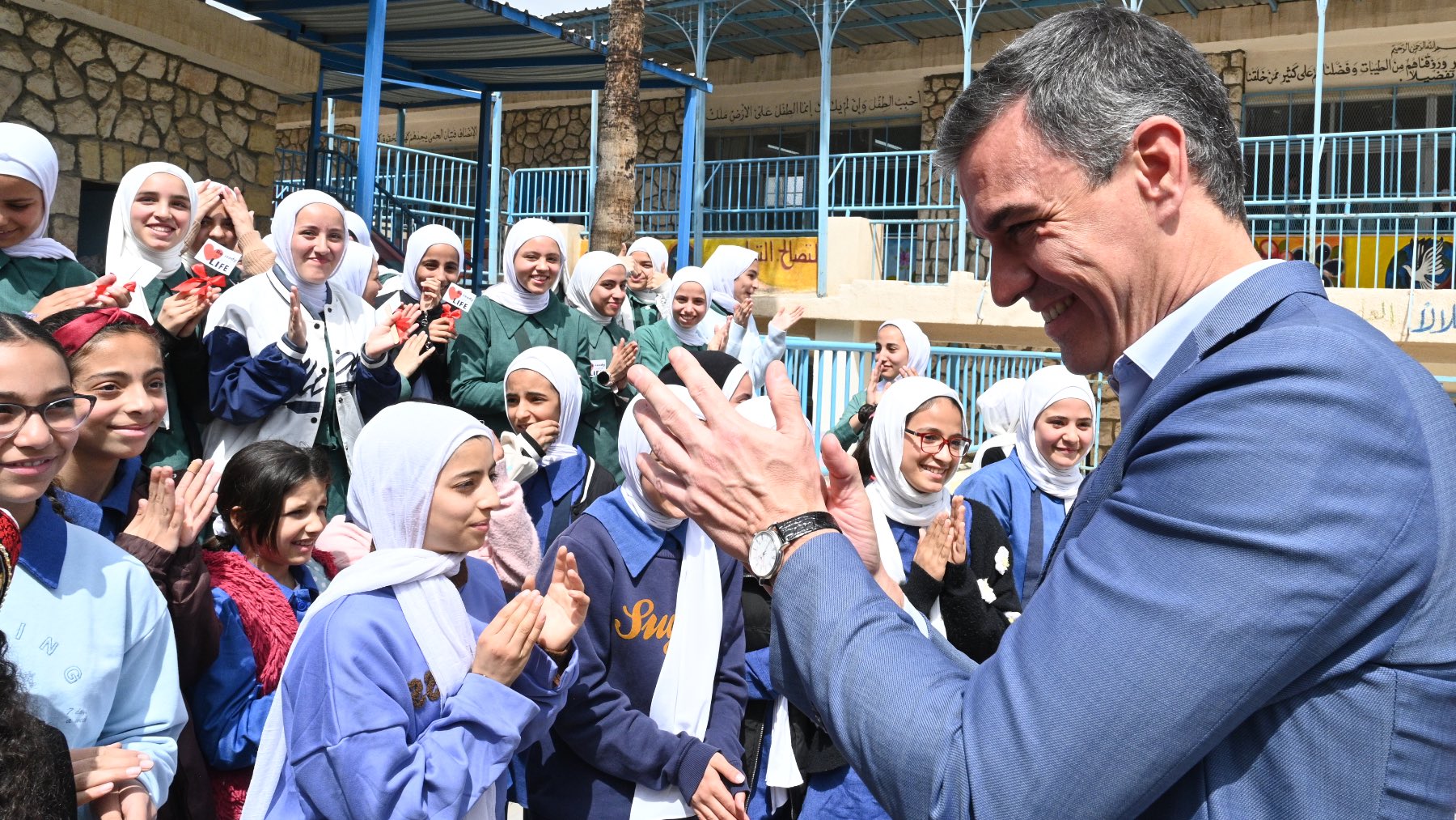 Sánchez sonriendo con un grupo de niñas refugiadas en Amán (Jordania).