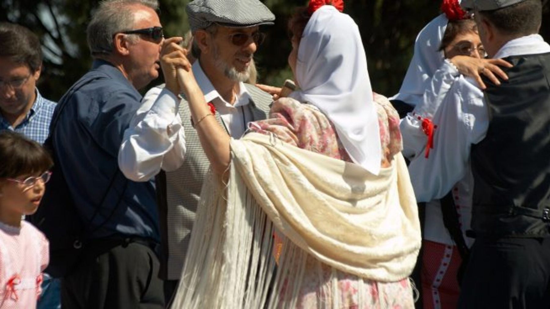 Pareja bailando el chotis.