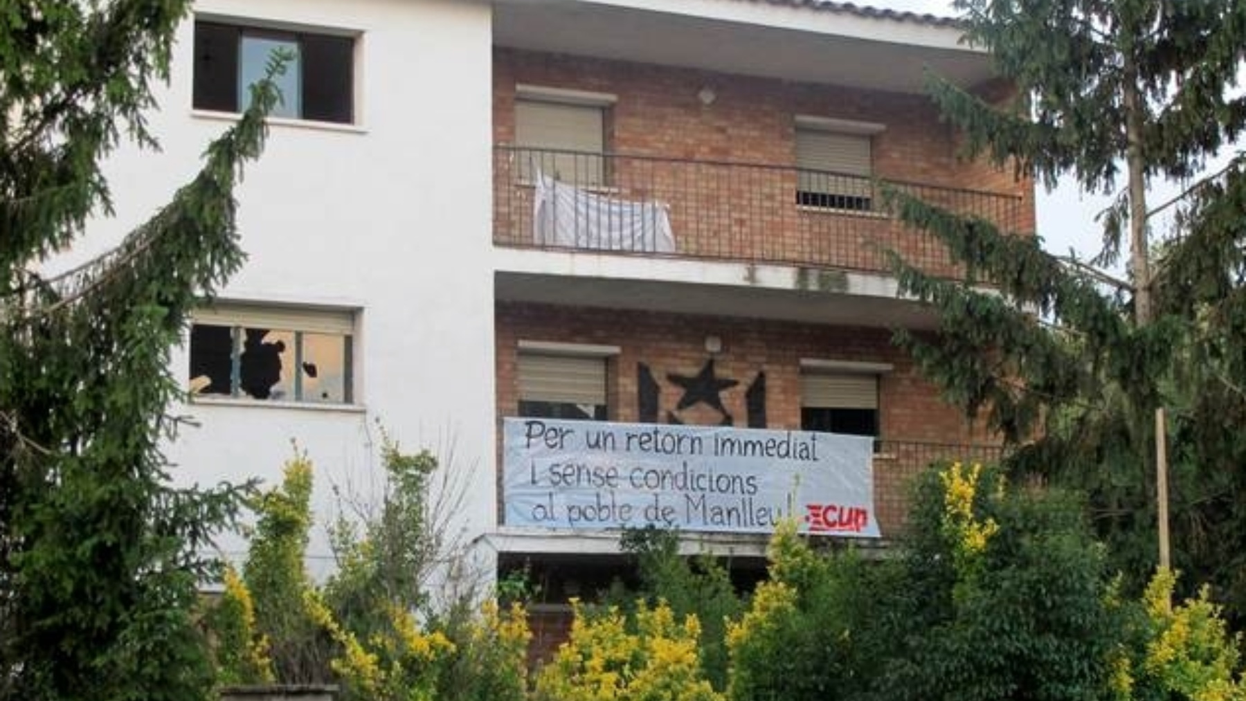 El cuartel de la Guardia Civil en Manlleu, vandalizado por independentistas.