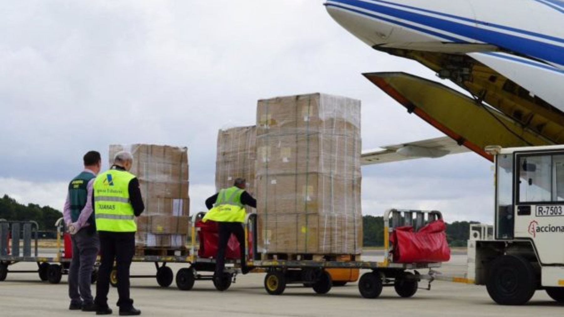 Llegada de un cargamento de material sanitario al aeropuerto de Palma en julio de 2020.