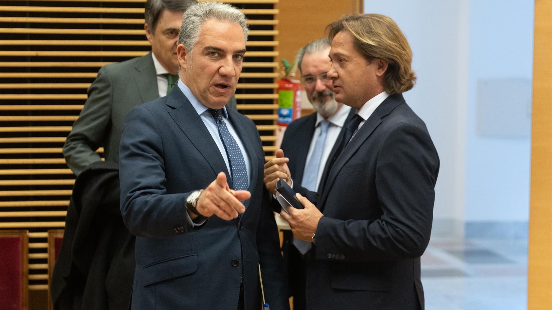 El diputado del PP Elías Bendodo y el diputado de Vox Jorge Campos. (EP)