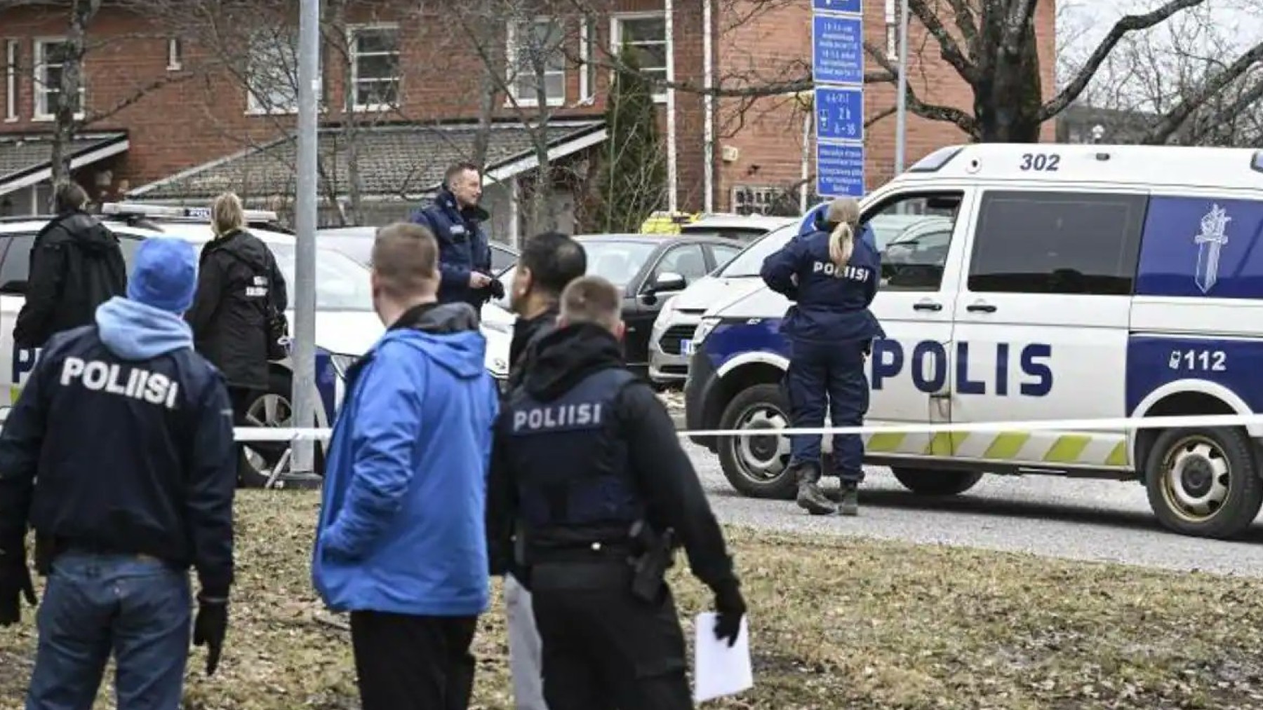 La Policía se despliega en el colegio de Finlandia objeto del tiroteo mortal.