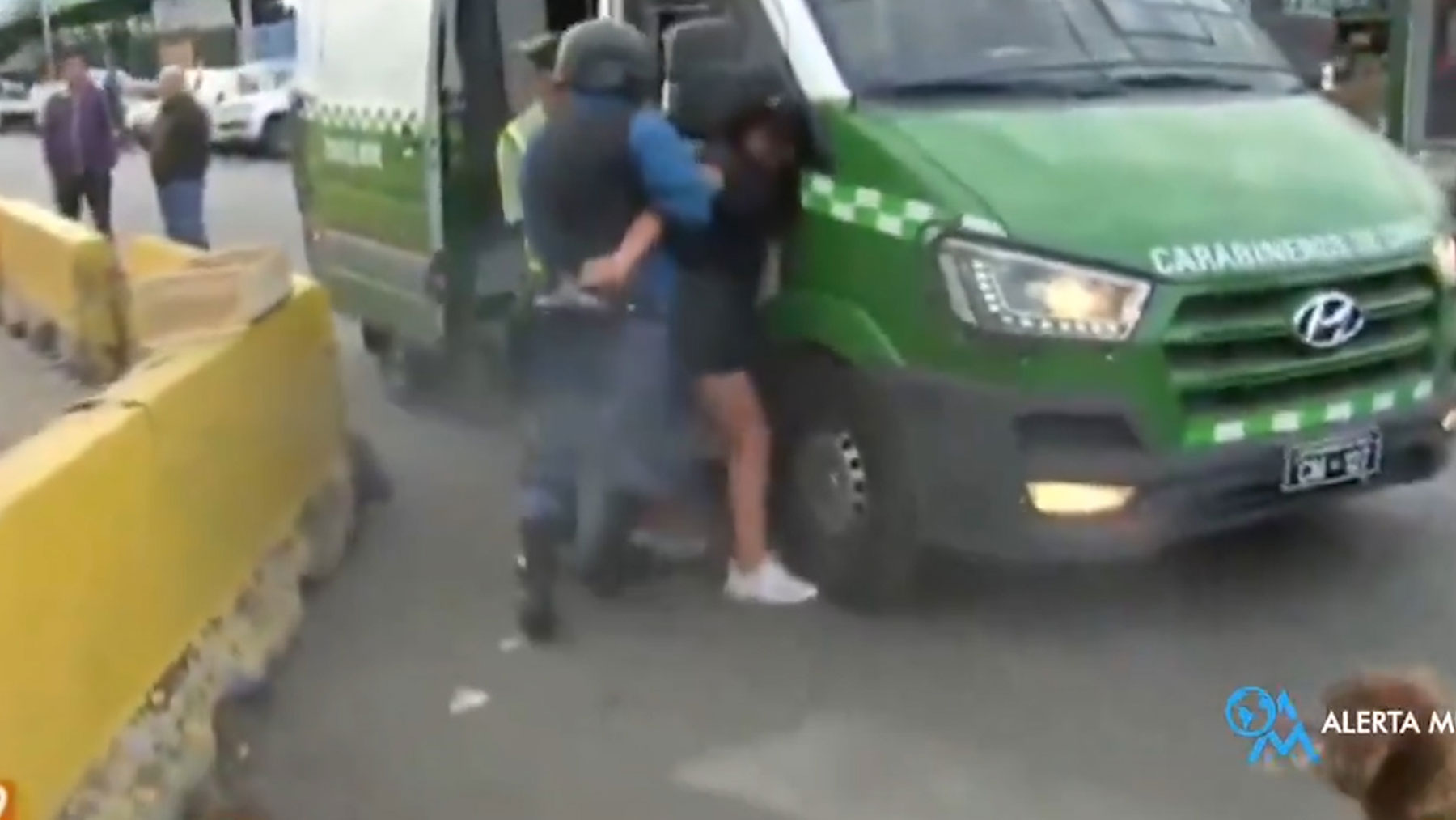 Mujer siendo detenida después de disparar.