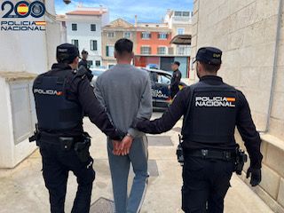 La Policía Nacional detiene a un hombre en Maó.